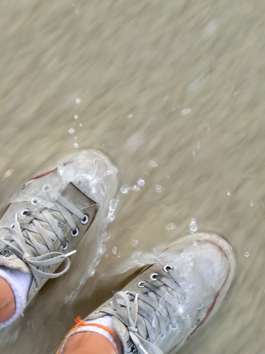 Schuhe im flachen Wasser